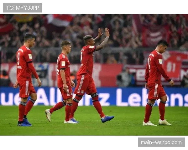 弗赖堡角球战术设计成功,霍勒补射体现定位球进攻层次 弗赖堡角球战术设计成功,霍勒补射体现定位球进攻层次